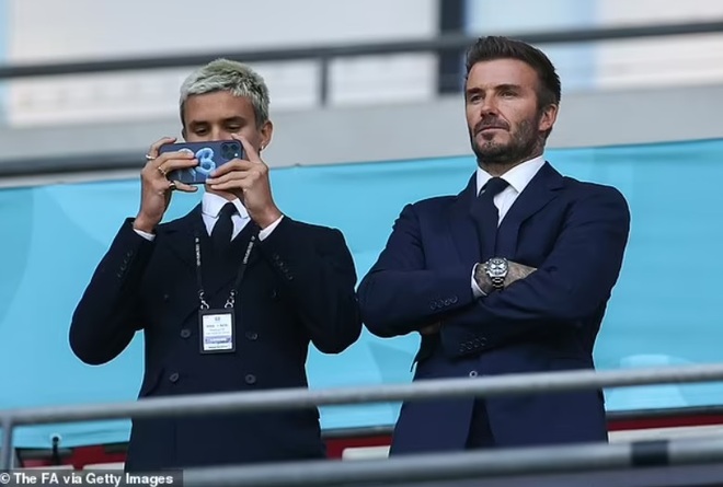 Hình ảnh bảnh bao của cha con David Beckham khi đi xem bóng đá - 2
