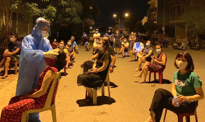 Xuyên đêm test nhanh sàng lọc Covid-19 cho người dân TP Vinh - 8 Xuyên đêm test nhanh sàng lọc Covid-19 cho người dân TP Vinh - 8