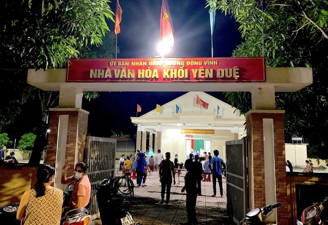 Xuyên đêm test nhanh sàng lọc Covid-19 cho người dân TP Vinh - 7 Xuyên đêm test nhanh sàng lọc Covid-19 cho người dân TP Vinh - 7