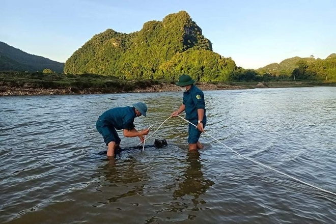 Phát hiện bom còn nguyên kíp nổ khi đi đánh cá - 2 Phát hiện bom còn nguyên kíp nổ khi đi đánh cá - 2