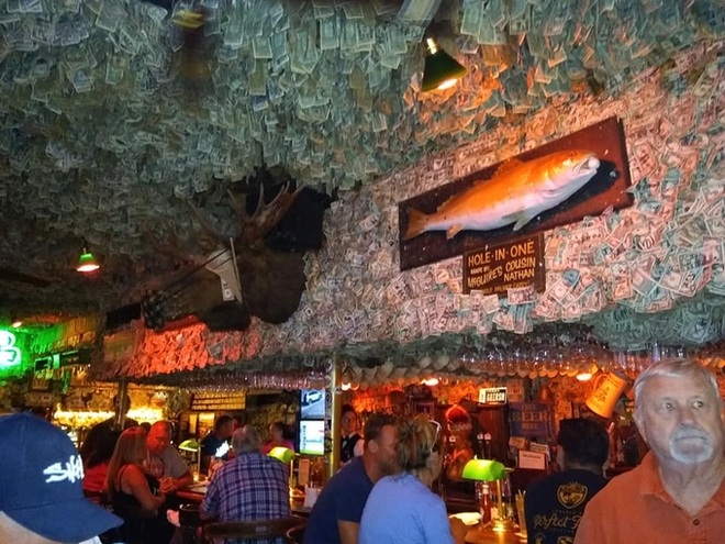 Quán bar hút khách nhờ... dán hơn 46 tỷ đồng trên trần nhà - 5