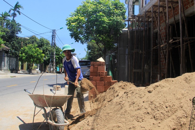 Người lao động chật vật mưu sinh dưới cái nắng như đổ lửa - 3 Người lao động chật vật mưu sinh dưới cái nắng như đổ lửa - 3