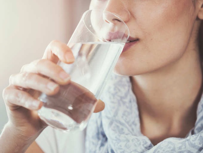 Những lợi ích vàng từ thói quen uống nước sau khi thức dậy buổi sáng - 1