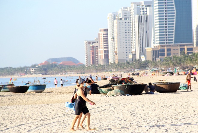 Biển Đà Nẵng vắng vẻ trước giờ cấm tắm - 1 Biển Đà Nẵng vắng vẻ trước giờ cấm tắm - 1