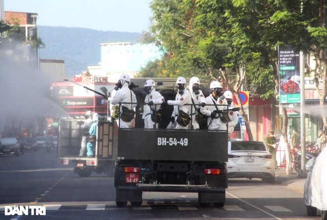 Binh chủng Hóa học phun khử khuẩn khu phong tỏa mới thiết lập ở Đà Nẵng - 1 Binh chủng Hóa học phun khử khuẩn khu phong tỏa mới thiết lập ở Đà Nẵng - 1