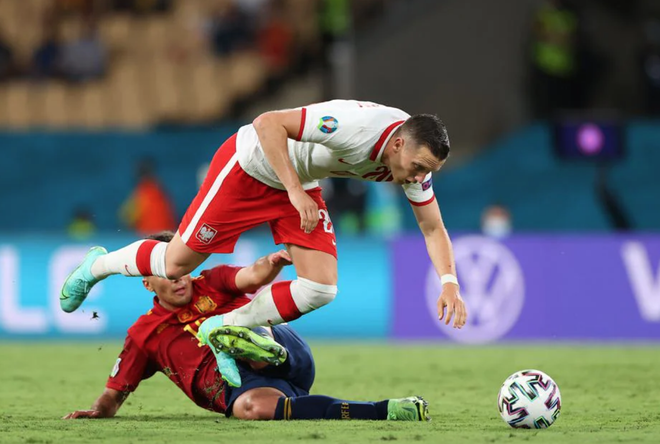 Lewandowski khiến Tây Ban Nha phải chia điểm cùng Ba Lan - 1