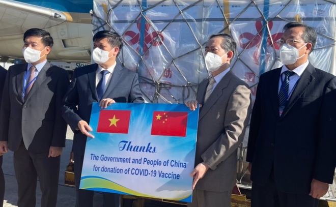 Chuyến bay chở 500.000 liều vắc xin Trung Quốc tài trợ vừa tới Hà Nội - 2