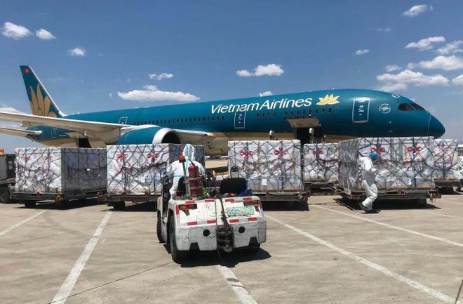 Chuyến bay chở 500.000 liều vắc xin Trung Quốc tài trợ vừa tới Hà Nội - 4