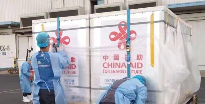 Chuyến bay chở 500.000 liều vắc xin Trung Quốc tài trợ vừa tới Hà Nội - 5
