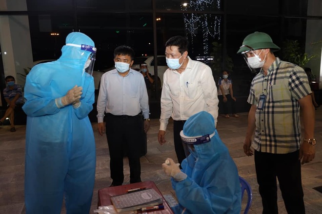 Xuyên đêm test nhanh sàng lọc Covid-19 cho người dân TP Vinh - 1 Xuyên đêm test nhanh sàng lọc Covid-19 cho người dân TP Vinh - 1