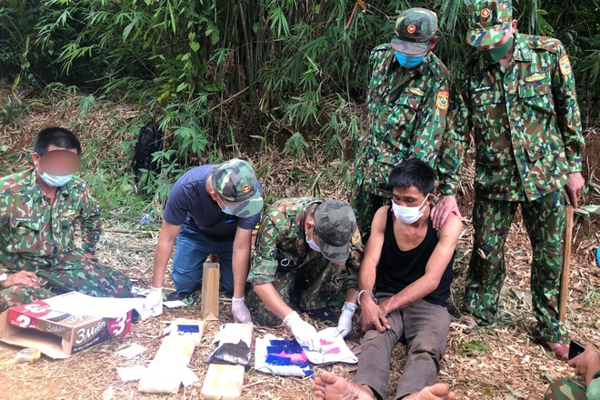 Bắt giữ đối tượng người Lào vận chuyển 38.000 viên ma túy qua biên giới - 1