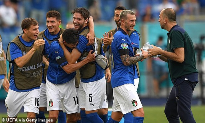 Đội tuyển Italia mạnh khủng khiếp: Khi vòng kim cô đã tháo xuống… - 1