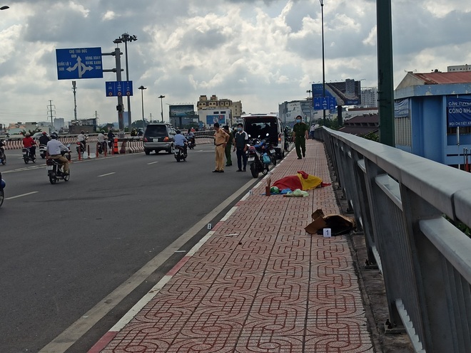 Điều tra vụ người đàn ông đội mũ Gojek chết bất thường bên lề đường - 1