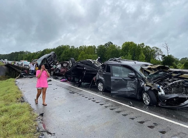 Thảm kịch kinh hoàng trên cao tốc Mỹ: 18 ô tô đâm liên hoàn, 10 người chết - 2