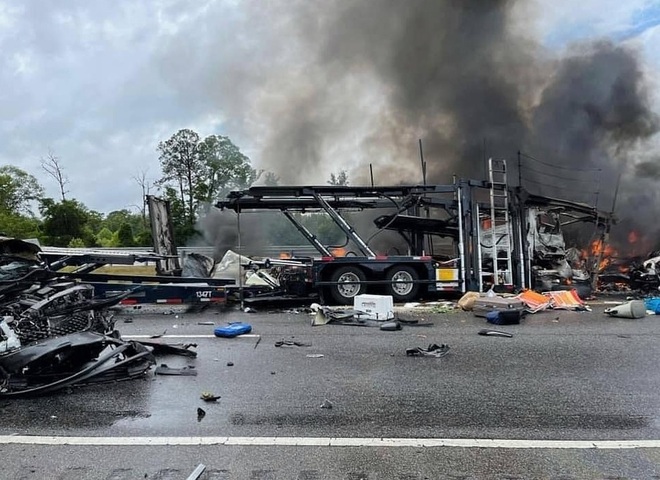 Thảm kịch kinh hoàng trên cao tốc Mỹ: 18 ô tô đâm liên hoàn, 10 người chết - 1