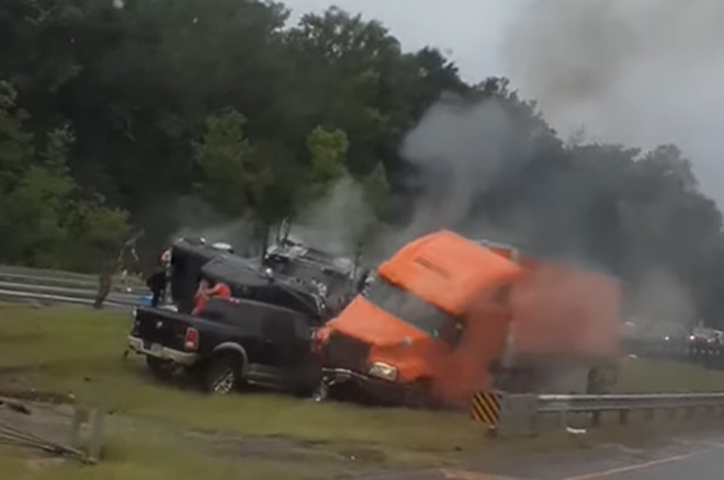 Thảm kịch kinh hoàng trên cao tốc Mỹ: 18 ô tô đâm liên hoàn, 10 người chết - 5