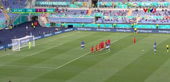 Đội tuyển Italia khiến khán giả bật cười vì pha dàn xếp siêu dị - 1