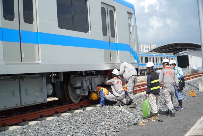 TPHCM: Đoàn tàu metro số 4 và 5 về depot Long Bình