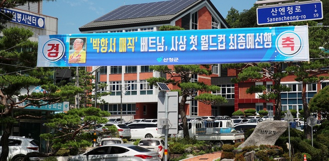 Quê nhà HLV Park Hang Seo treo băng rôn chúc mừng tuyển Việt Nam - 2