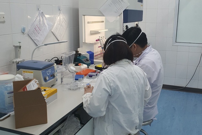 Thêm 2 ca dương tính liên quan đến vợ chồng thấy sốt đến viện test nhanh - 2 Thêm 2 ca dương tính liên quan đến vợ chồng thấy sốt đến viện test nhanh - 2