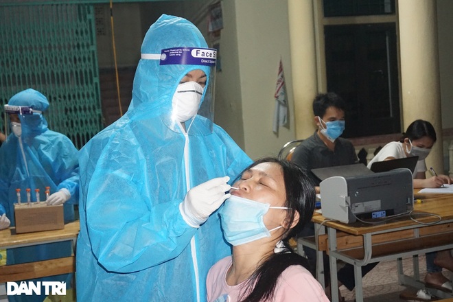Test nhanh có nhiều dương tính ảo, TP Vinh xét nghiệm bằng máy PCR - 1 Test nhanh có nhiều dương tính ảo, TP Vinh xét nghiệm bằng máy PCR - 1