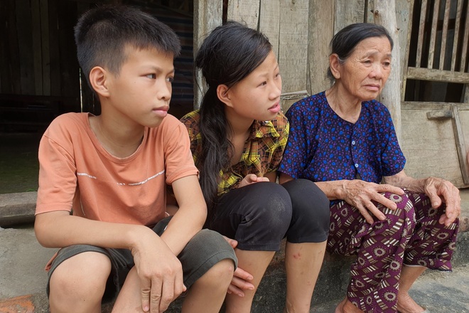 3 bố con khờ chới với trong ngôi nhà tốc mái sau trận dông lốc - 6 3 bố con khờ chới với trong ngôi nhà tốc mái sau trận dông lốc - 6