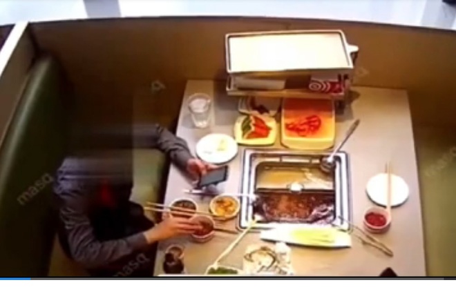 Clip: Khách thả gián vào nồi lẩu để tống tiền nhà hàng - 1 Clip: Khách thả gián vào nồi lẩu để tống tiền nhà hàng - 1