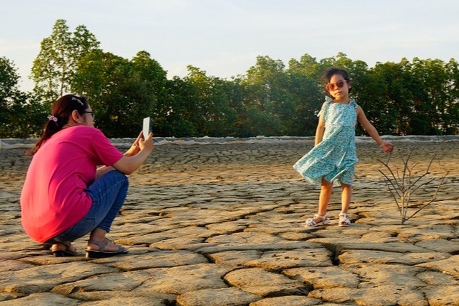 What's so attractive about the cracked dry land that young people flock to to check in?  - 7