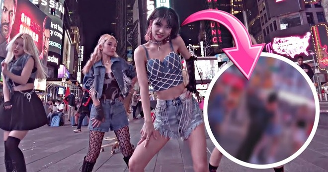 Nữ vũ công bị quấy rối khi đang nhảy gợi cảm trên đường phố - 1
