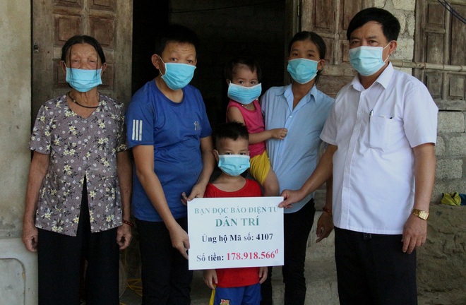 Trao gần 180 triệu đồng của bạn đọc giúp đỡ vợ chồng song khổ - 3 Trao gần 180 triệu đồng của bạn đọc giúp đỡ vợ chồng song khổ - 3