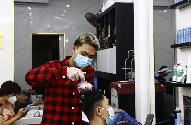 Thợ cắt tóc Hà Nội làm việc hết công suất trong ngày đầu nới lỏng... - 2