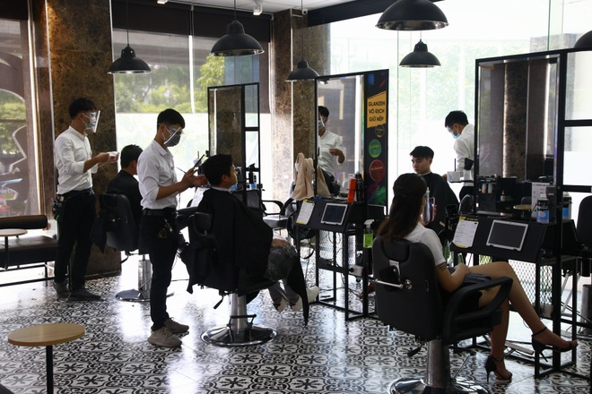 Thợ cắt tóc Hà Nội làm việc hết công suất trong ngày đầu nới lỏng... - 5 Thợ cắt tóc Hà Nội làm việc hết công suất trong ngày đầu nới lỏng... - 5