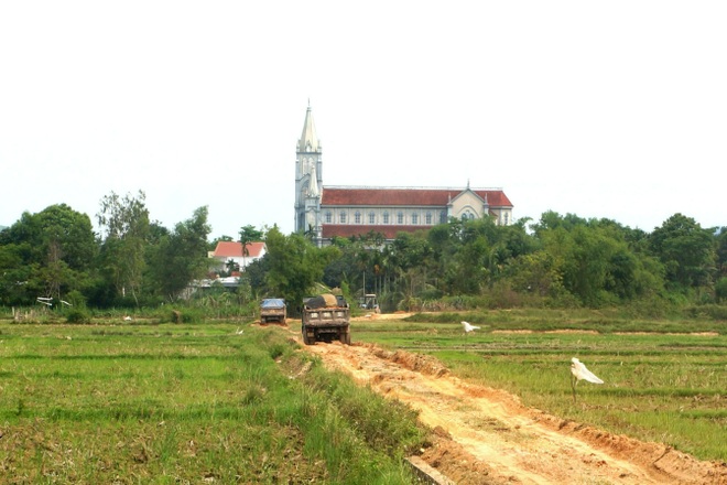 Bị lập biên bản khai thác đất trái phép buổi sáng, chiều tiếp tục vi phạm - 11 Bị lập biên bản khai thác đất trái phép buổi sáng, chiều tiếp tục vi phạm - 11