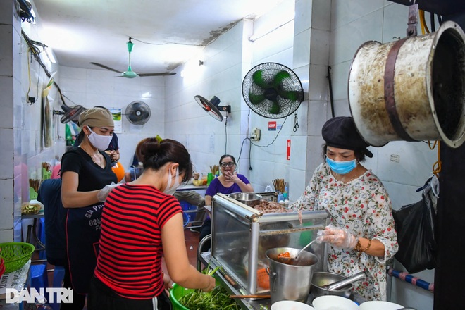Hàng ăn sáng ở Hà Nội đông đúc, người dân xếp hàng chờ được ăn phở tại quán - 5