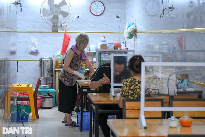 Hàng ăn sáng ở Hà Nội đông đúc, người dân xếp hàng chờ được ăn phở tại quán - 10