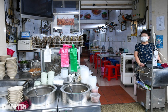 Hàng ăn sáng ở Hà Nội đông đúc, người dân xếp hàng chờ được ăn phở tại quán - 9