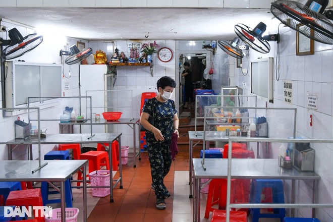 Hàng ăn sáng ở Hà Nội đông đúc, người dân xếp hàng chờ được ăn phở tại quán - 8