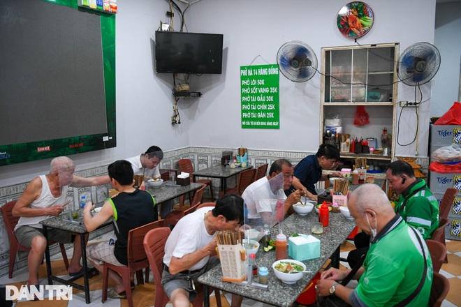 Hàng ăn sáng ở Hà Nội đông đúc, người dân xếp hàng chờ được ăn phở tại quán - 2
