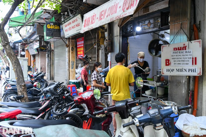 Hàng ăn sáng ở Hà Nội đông đúc, người dân xếp hàng chờ được ăn phở tại quán - 6