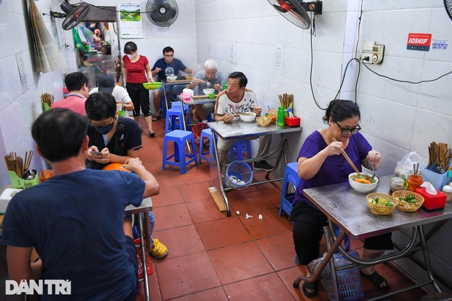 Hàng ăn sáng ở Hà Nội đông đúc, người dân xếp hàng chờ được ăn phở tại quán - 7