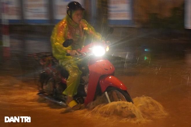 Cơn mưa lớn giải nhiệt nắng nóng ở Hà Nội khiến nhiều cây gẫy đổ, ngập úng - 11