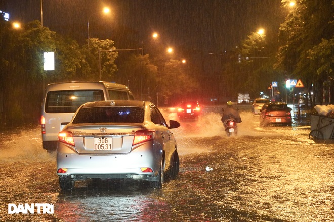 Cơn mưa lớn giải nhiệt nắng nóng ở Hà Nội khiến nhiều cây gẫy đổ, ngập úng - 2