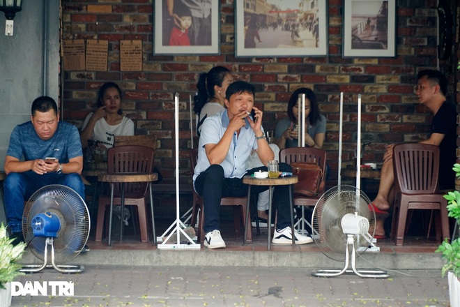 Hàng loạt quán cà phê mở cửa trở lại sau khi TP Hà Nội nới lỏng lệnh cấm