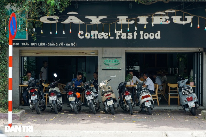 Hàng loạt quán cà phê mở cửa trở lại sau khi TP Hà Nội nới lỏng lệnh cấm