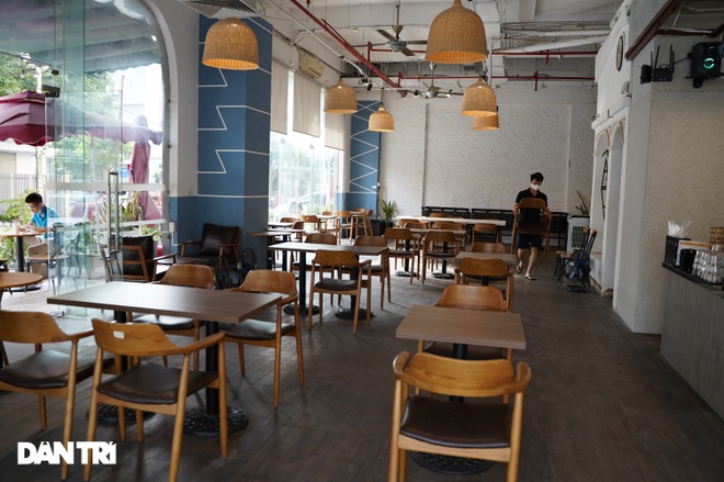 Hàng loạt quán cà phê mở cửa trở lại sau khi TP Hà Nội nới lỏng lệnh cấm