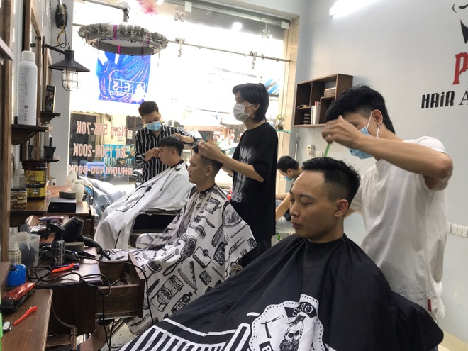 Thợ cắt tóc cầm kéo quên ăn, quán ăn tất bật không ngơi tay phục vụ khách - 1 Thợ cắt tóc cầm kéo quên ăn, quán ăn tất bật không ngơi tay phục vụ khách - 1