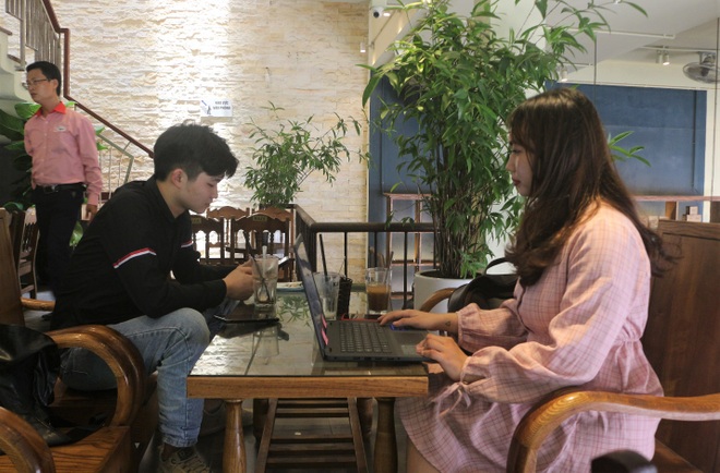 Thợ cắt tóc cầm kéo quên ăn, quán ăn tất bật không ngơi tay phục vụ khách - 4 Thợ cắt tóc cầm kéo quên ăn, quán ăn tất bật không ngơi tay phục vụ khách - 4
