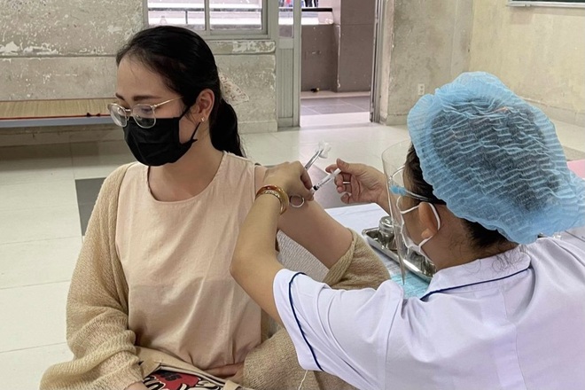 Được tiêm vắc xin thời điểm này chính là món quà sức khỏe ý nghĩa - 3 Được tiêm vắc xin thời điểm này chính là món quà sức khỏe ý nghĩa - 3