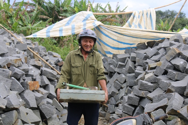 Chẻ đá giữa đại ngàn Tây Nguyên, lao động vất vả kiếm tiền mùa xây dựng - 4 Chẻ đá giữa đại ngàn Tây Nguyên, lao động vất vả kiếm tiền mùa xây dựng - 4