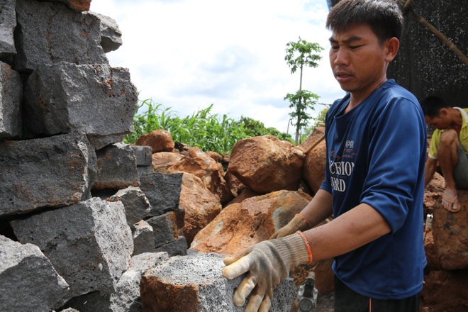 Chẻ đá giữa đại ngàn Tây Nguyên, lao động vất vả kiếm tiền mùa xây dựng - 9 Chẻ đá giữa đại ngàn Tây Nguyên, lao động vất vả kiếm tiền mùa xây dựng - 9